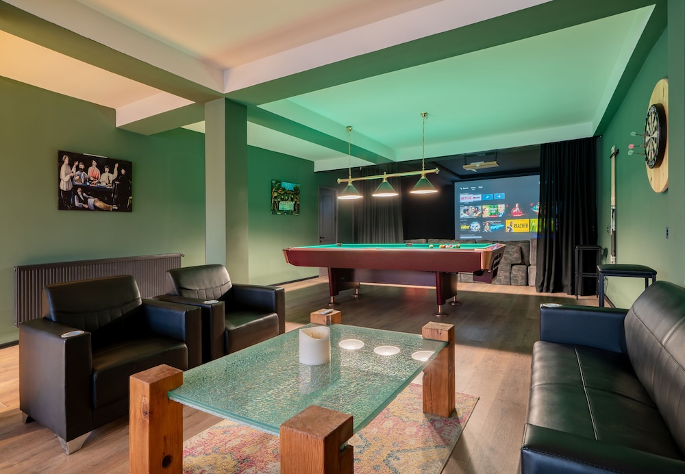 Niabi 4BDR Apartments with billiards