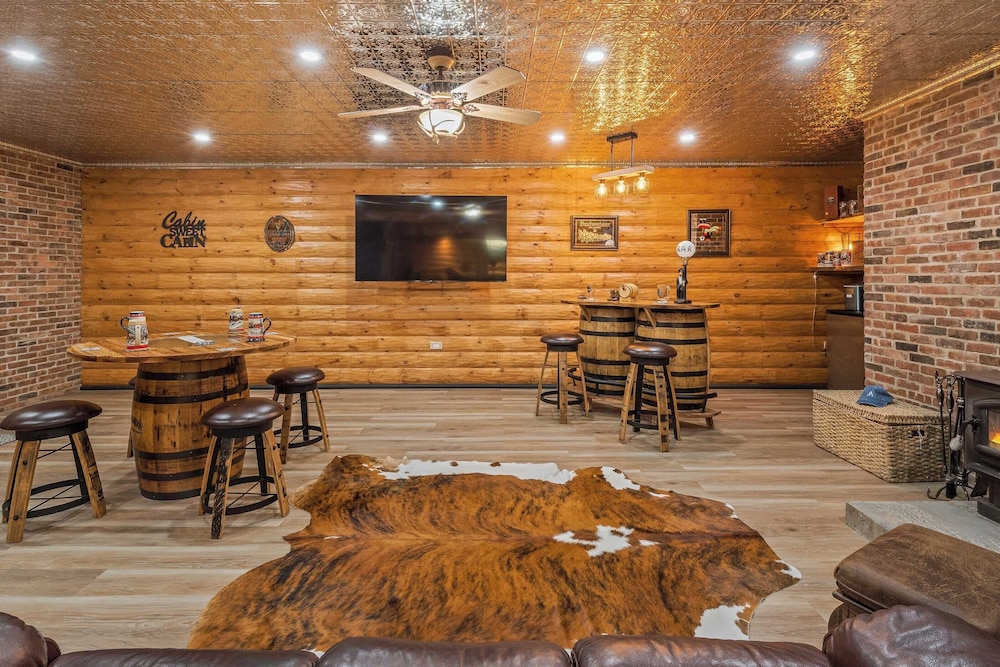Bigwood Cabin Retreat Hot Tub, Game Room, Firepit Lounge & Private Yard
