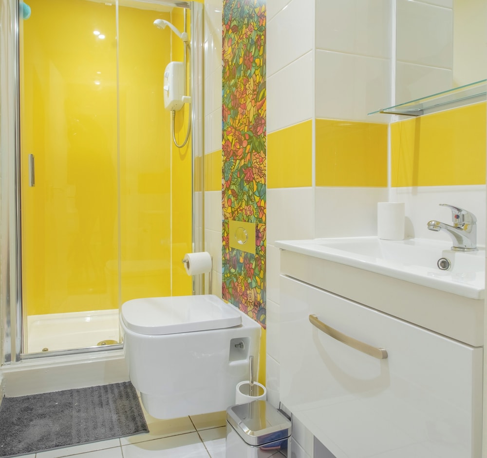Chic and Cheerful pad in Sheffield City