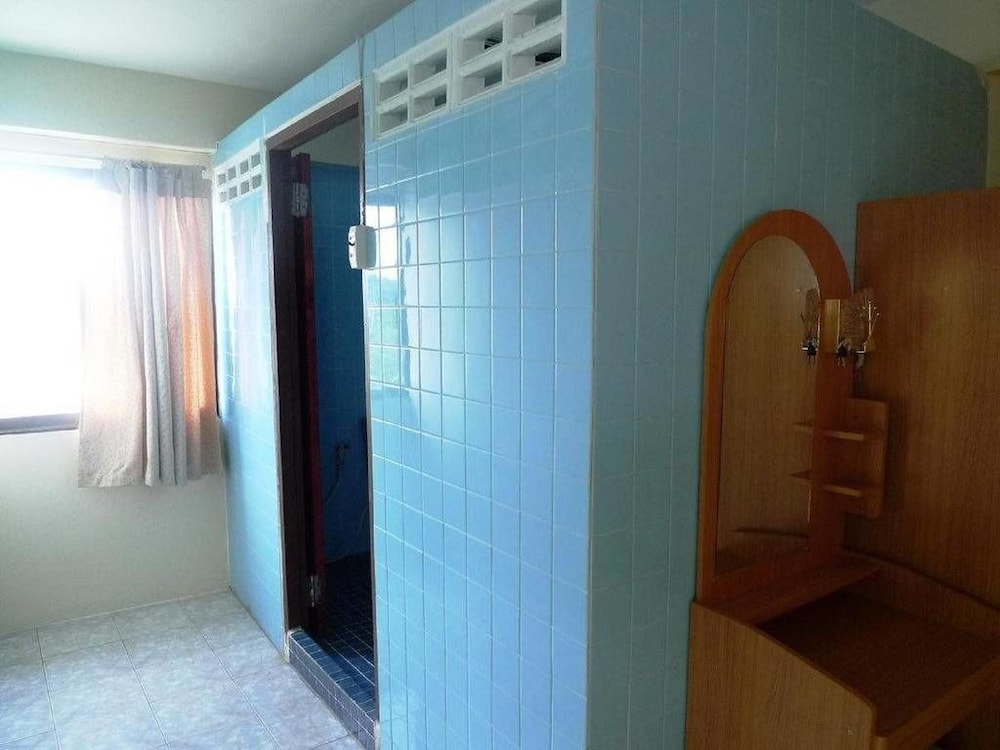 Blue Lagoon Guest House and Bar