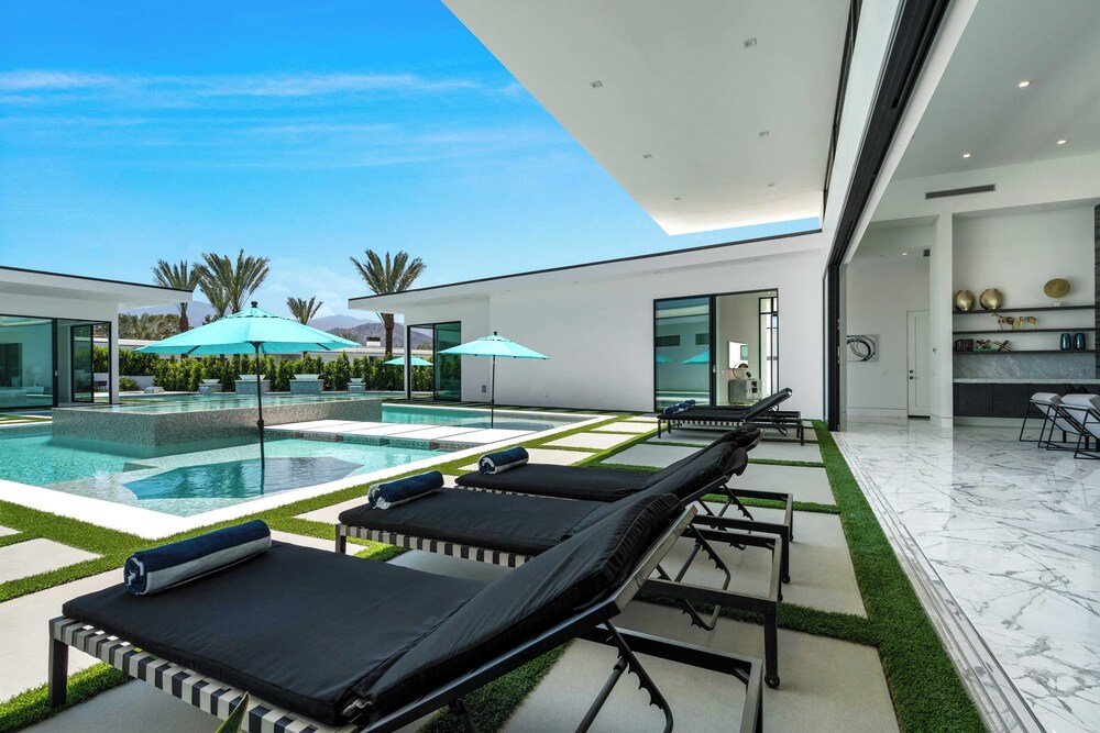 Sleeps 23 Pool, Hot Tub & Putting Green Minutes to Golf & Dining Bravo Villa #7 by Avantstay