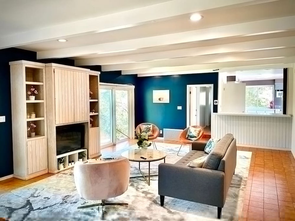 Pacific Dreams at Woodland Hills Distinguished 8 Br 6 5 BA Residence With Pool and Spa Sleeps 16