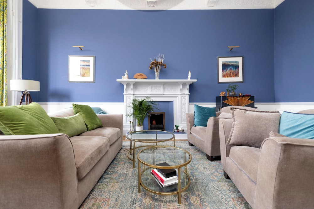 Spacious 2-Bedroom Ground Floor Flat