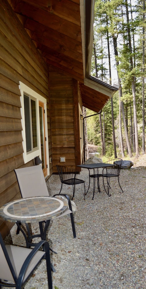 Glacier Guides Lodge