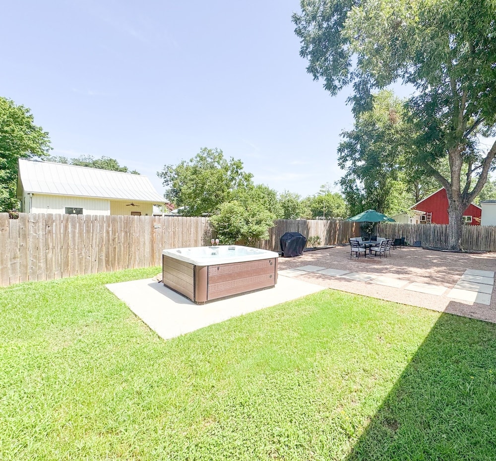 Zander Haus 3 Bedroom Home by RedAwning