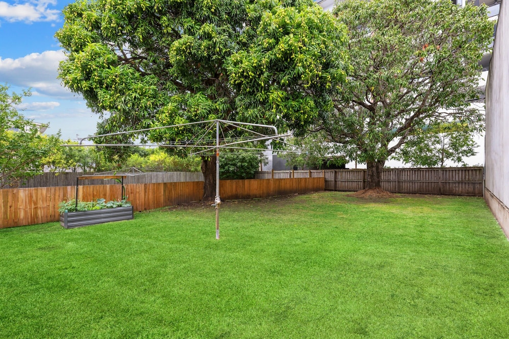 Tranquil 3-bed Family Home With Spacious Backyard