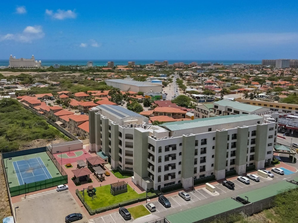 Amazing 1BR 2BA Condo Great Location w Pool GYM