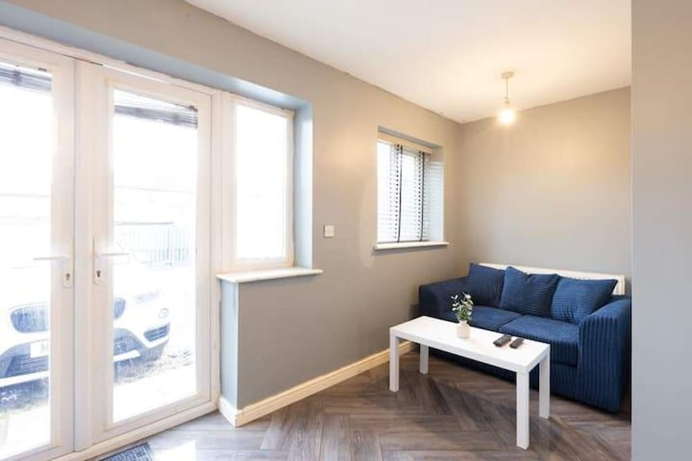 Huge Home,sleeps 12, Private Parking, Pets ok