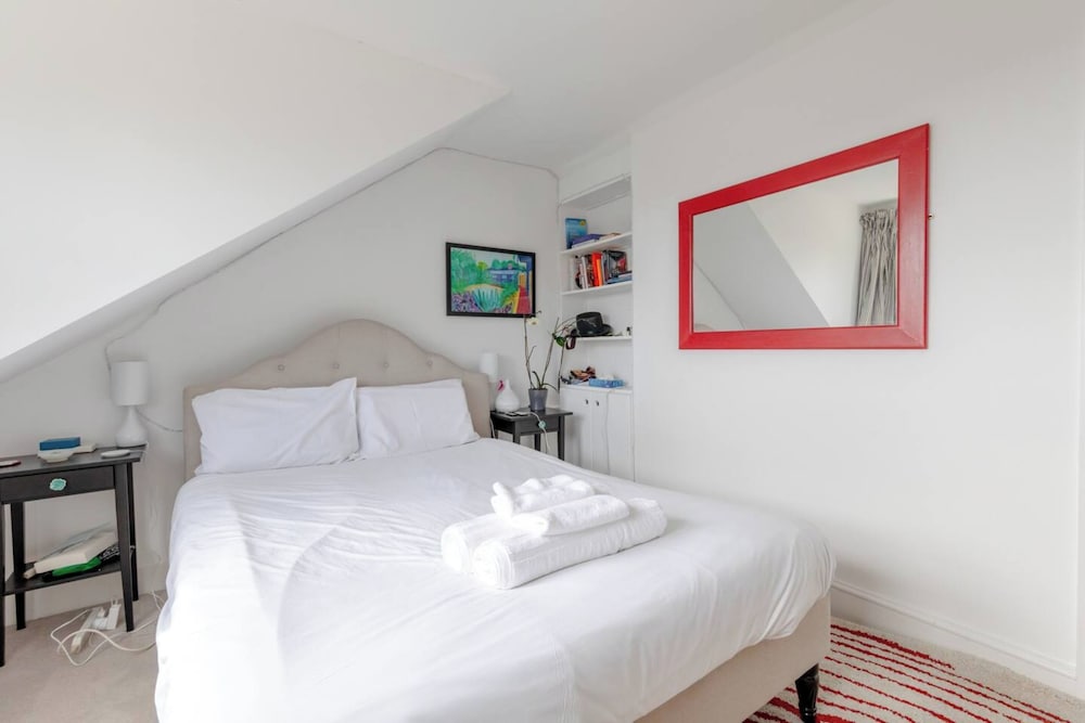 Top Floor 1BD Flat With Balcony - Ladbroke Grove