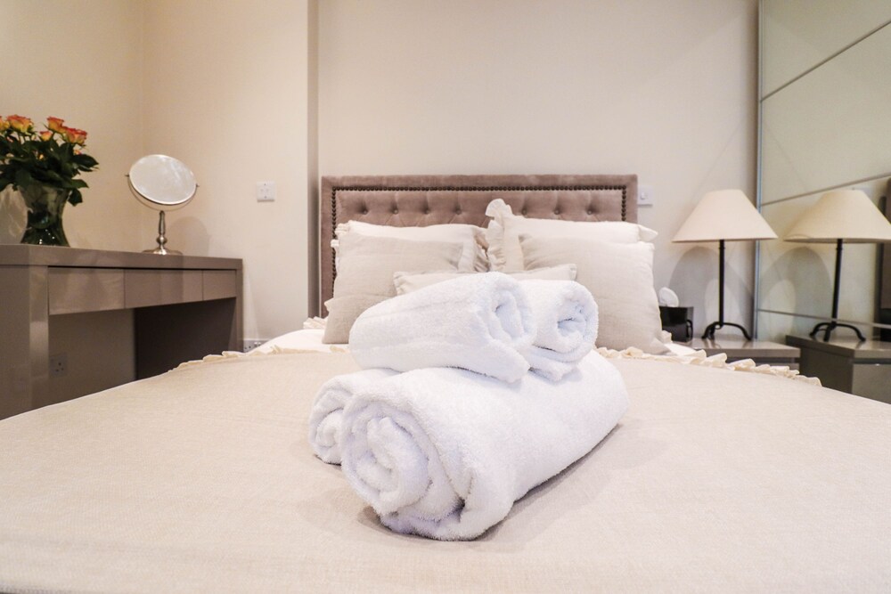 Beautiful Kensington Garden Apartment