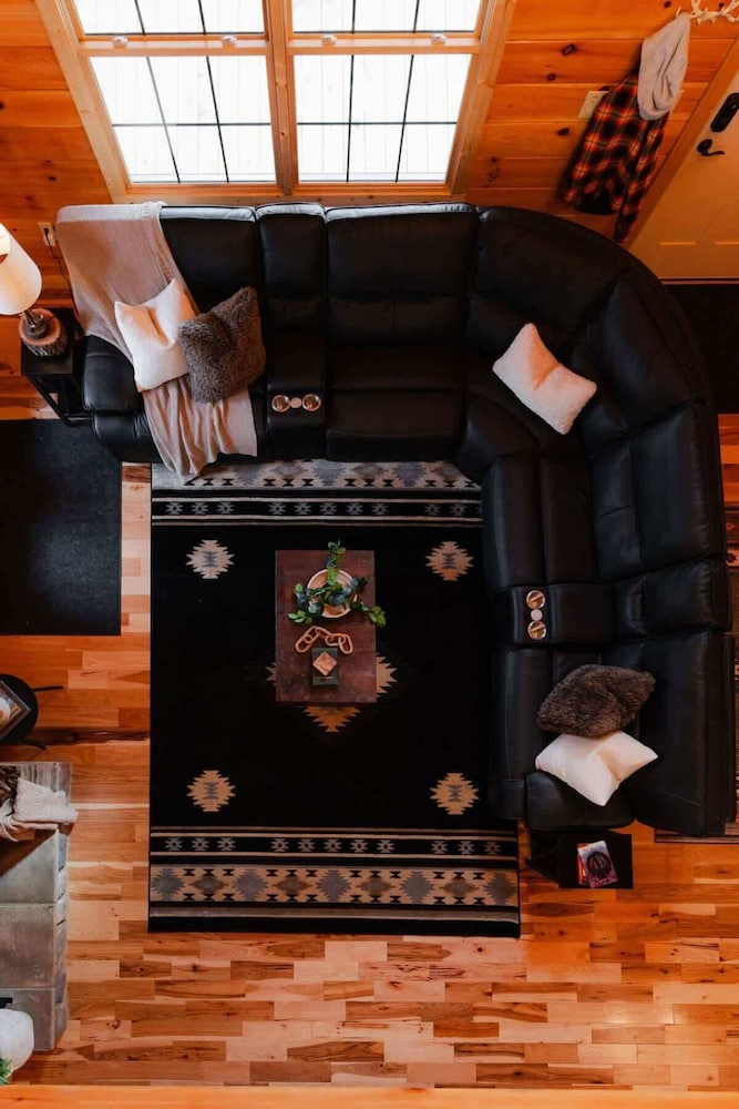 Sleeps 16! Luxury Cabin With Game Room & Hot Tub