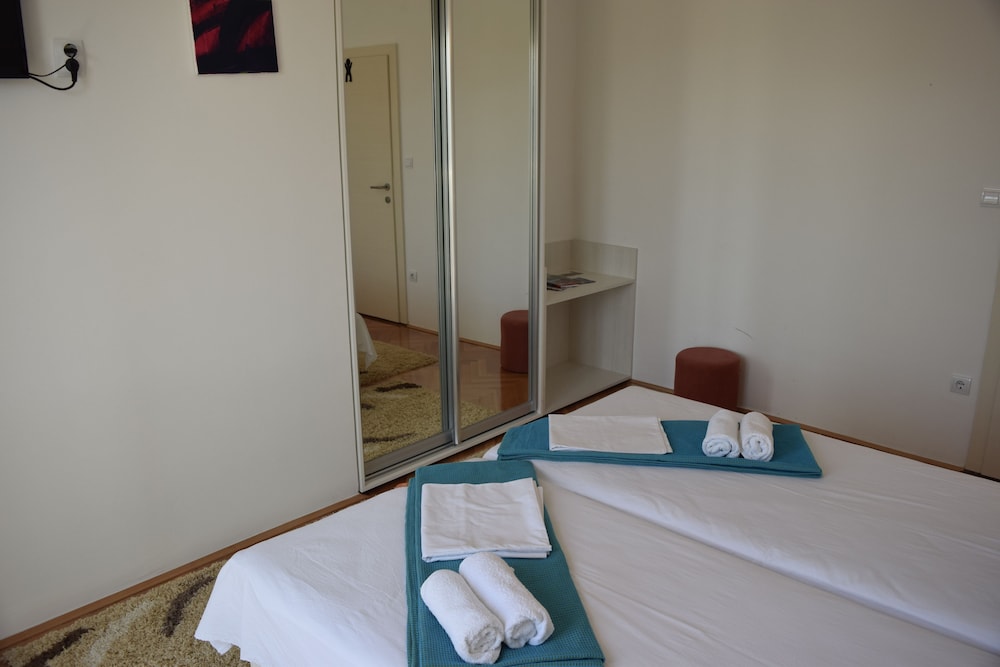 Jele Rooms