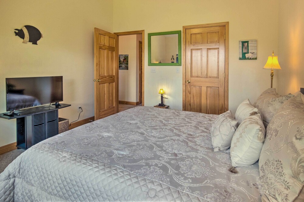 Mountain Escape w/ Stunning Views! view 3