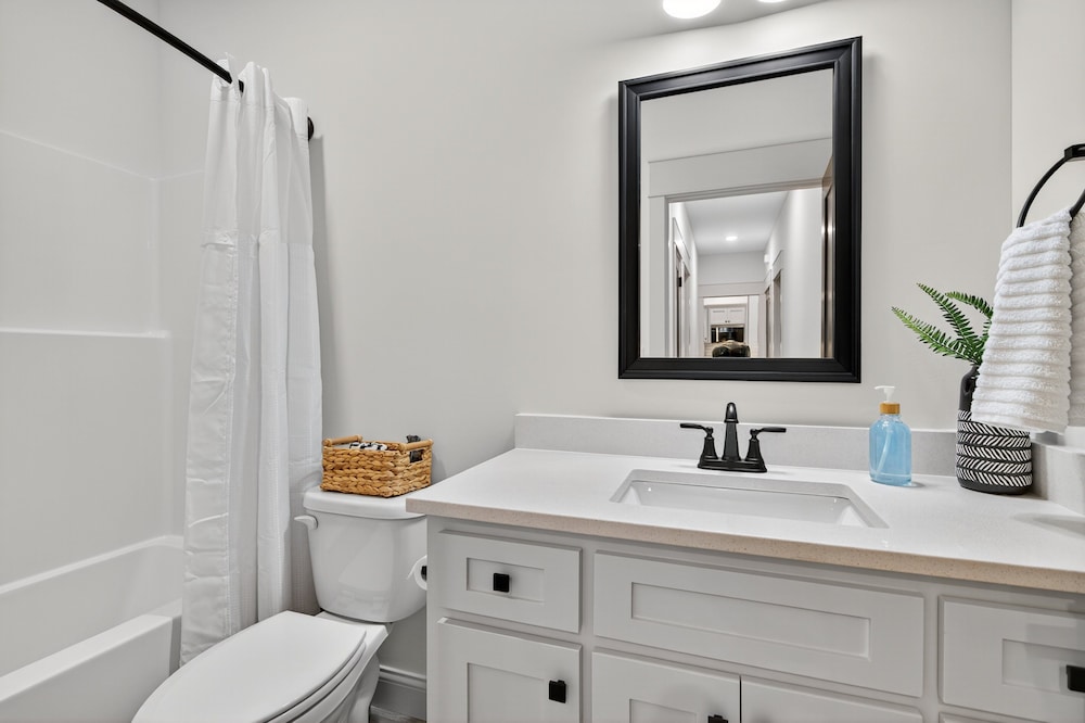 Plush & Roomy - Perfect For All Ages Near Ku & Kc 3 Bedroom Duplex