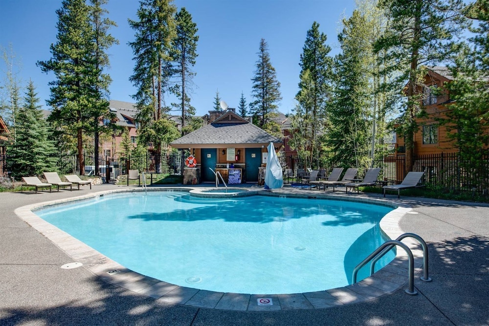 Ski-in Mountain Thunder Lodge 2 Bedroom Condo