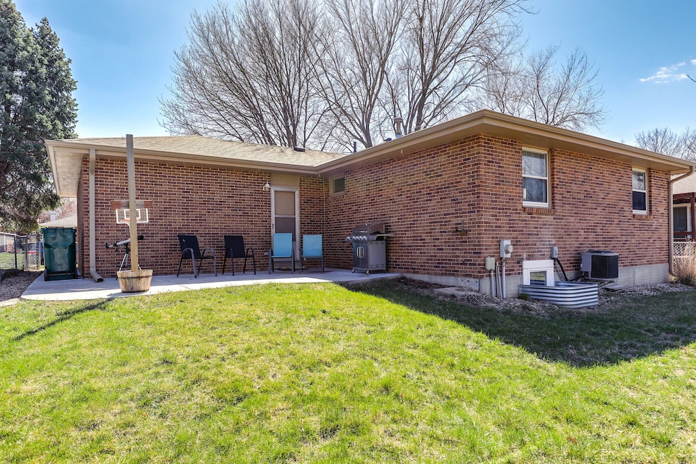 Family-friendly Lincoln Home w/ Sandbox & Grill! view 5