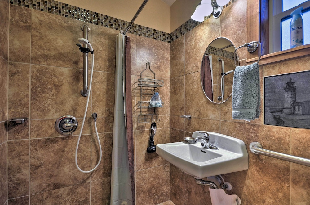 Cute Studio Abode - Steps to Long Beach Boardwalk! view 5