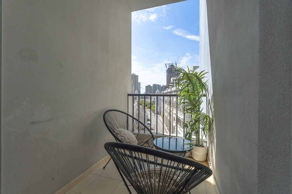 Pleasing 1-bedroom for 4 in JVC for Relaxing Getaway