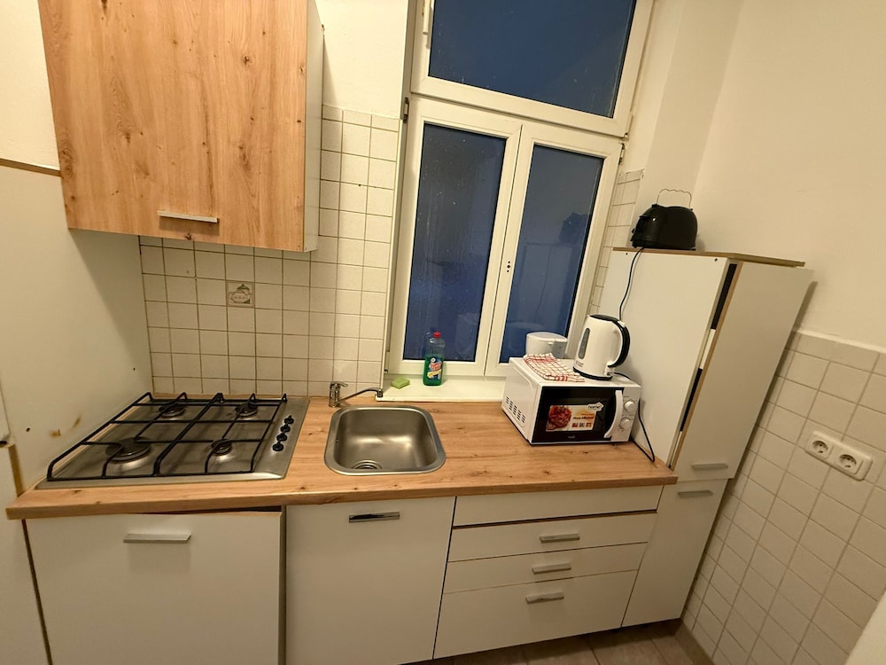 2BR Plus LR Apartment Sleeps 6 Central