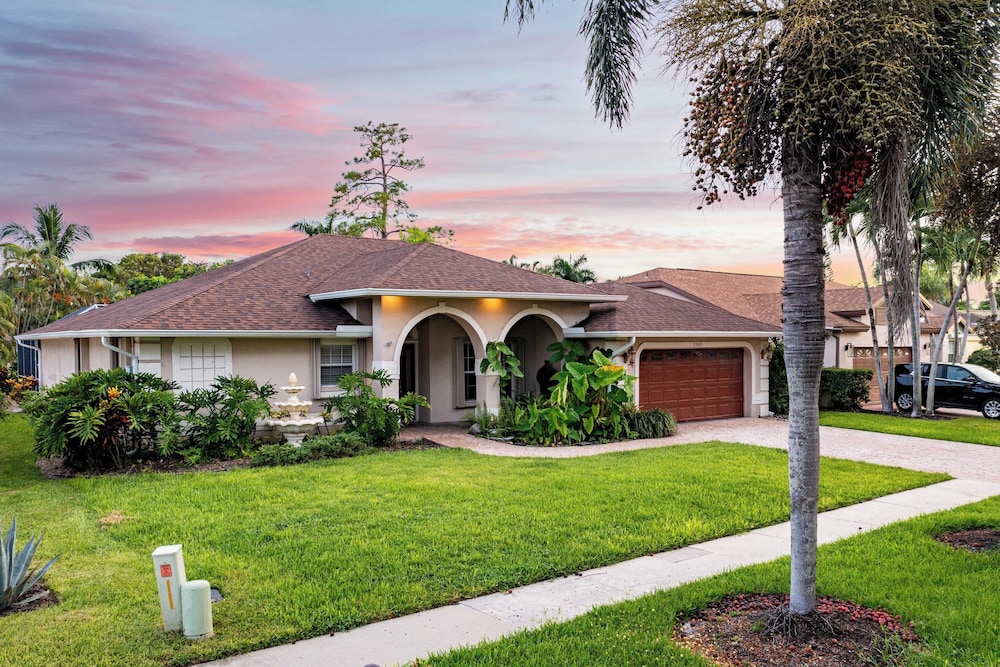 Private Pool, Firepit, Game Room Mins to Beaches + Community Amenities Casa Solara by Avantstay