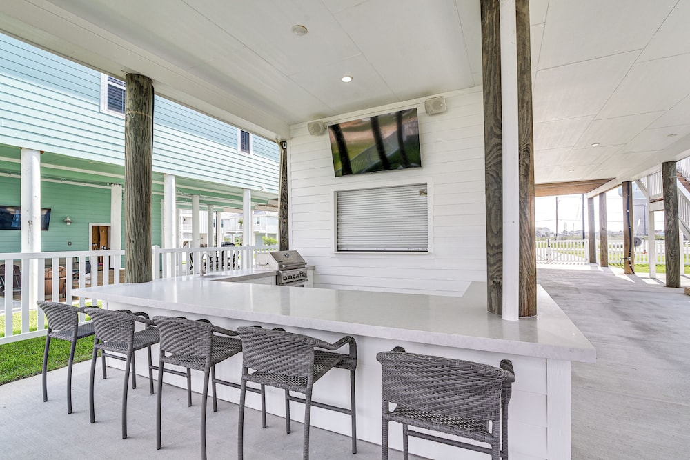 Walk to Beach: Galveston Gem w/ Pool Access