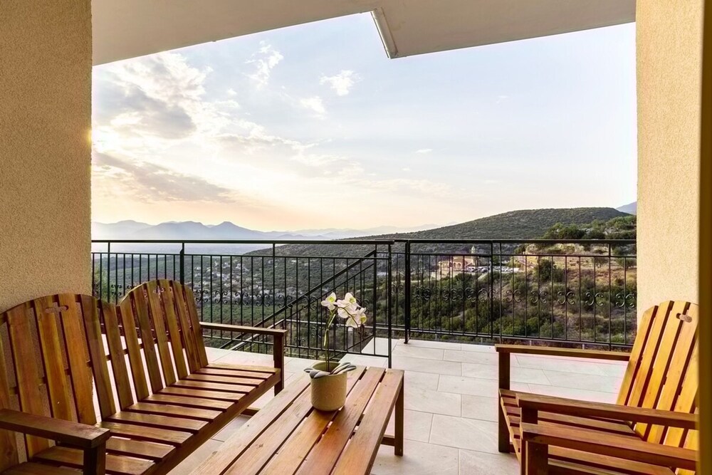 Martinia Pool Escape - Tragos Panoramic Views