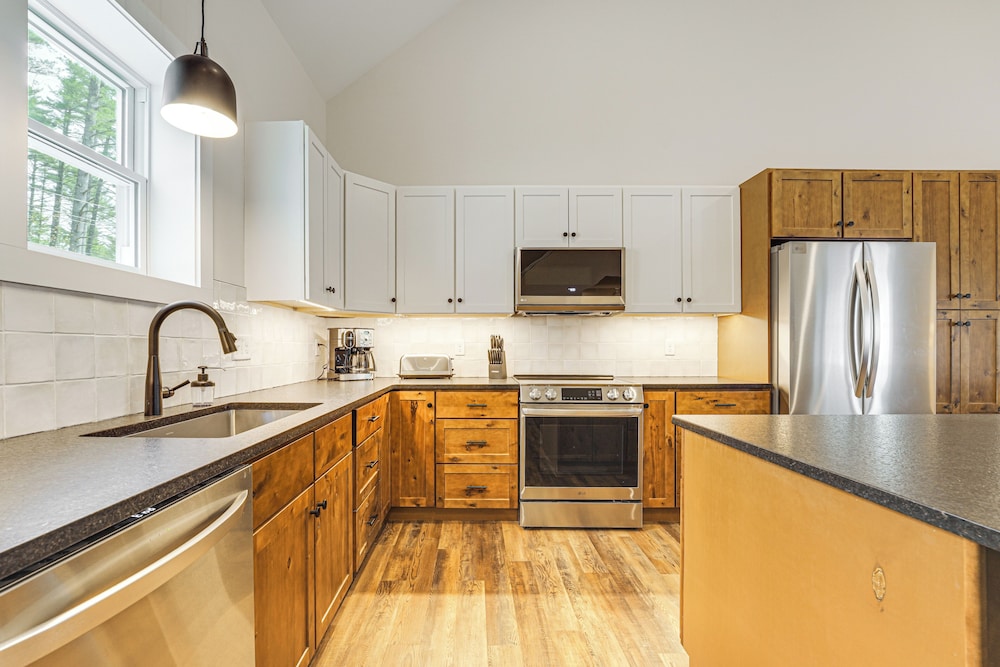 Walk to Sebago Town Beach: Luxe Townhome w/ Grill