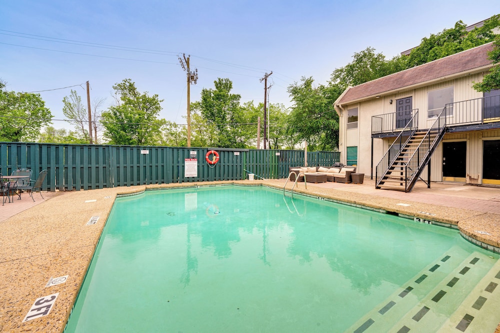 3 Mi to Dtwn Dallas: Condo w/ Walkable Location!