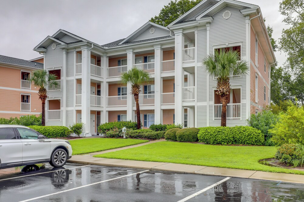 'southern Charm' Condo w/ Pool ~ 4 Mi to Broadway!