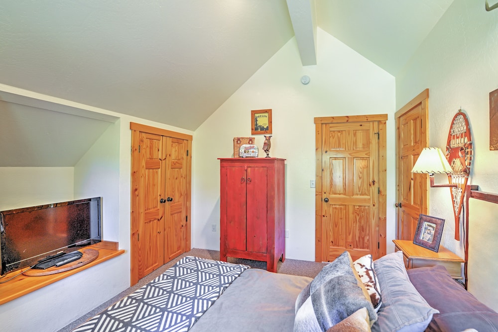 Klamath Falls Vacations - Bright Klamath Falls Cabin w/ Deck Mtn Views! - Property Image 21