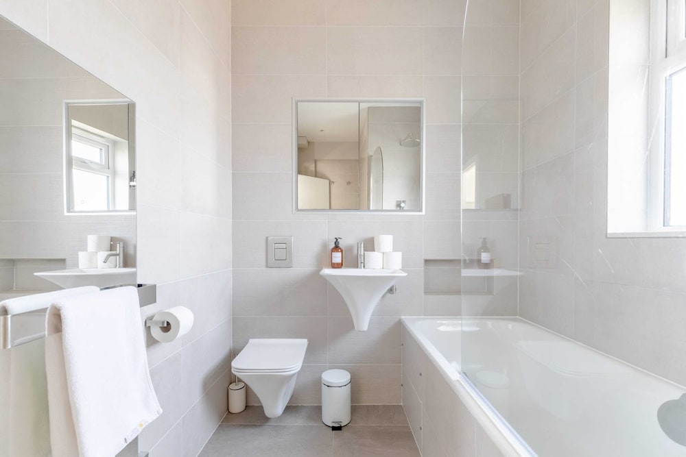 Sleek Scandi-inspired 2BD Flat, Fulham