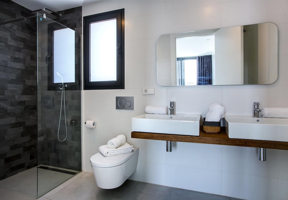 Villa Clem in Calp With 4 Bedrooms and 3 Bathrooms
