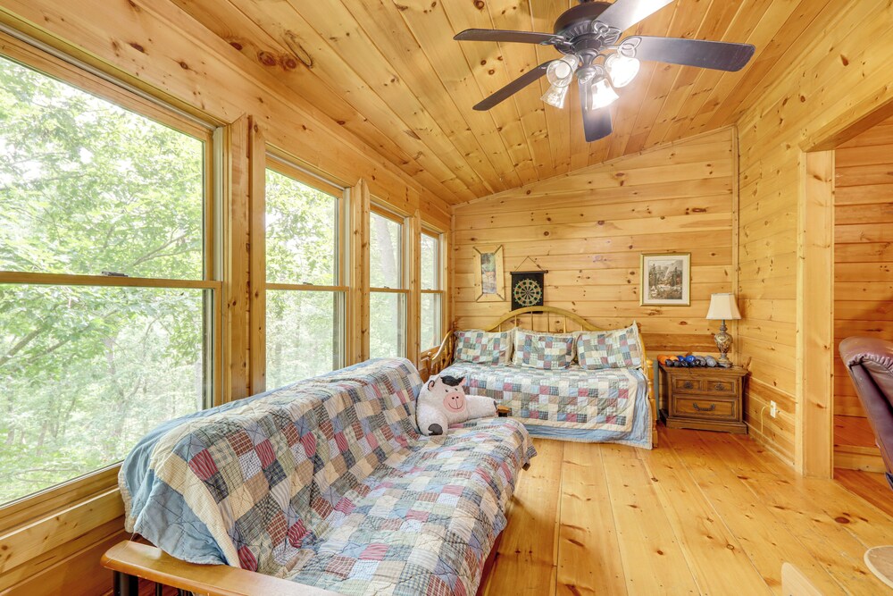 Pet-friendly Resort Cabin 5 Mi to Dtwn Ellijay!