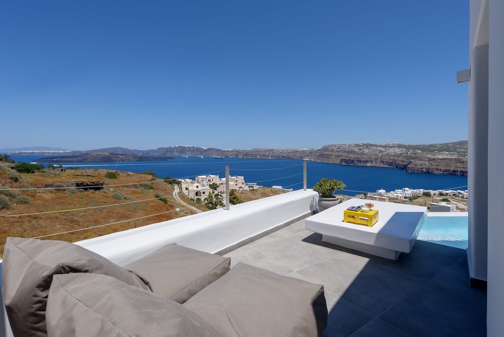 Earino Suites & Villas