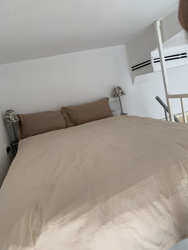 Charming and Cozy Apartment in Dubai Available now