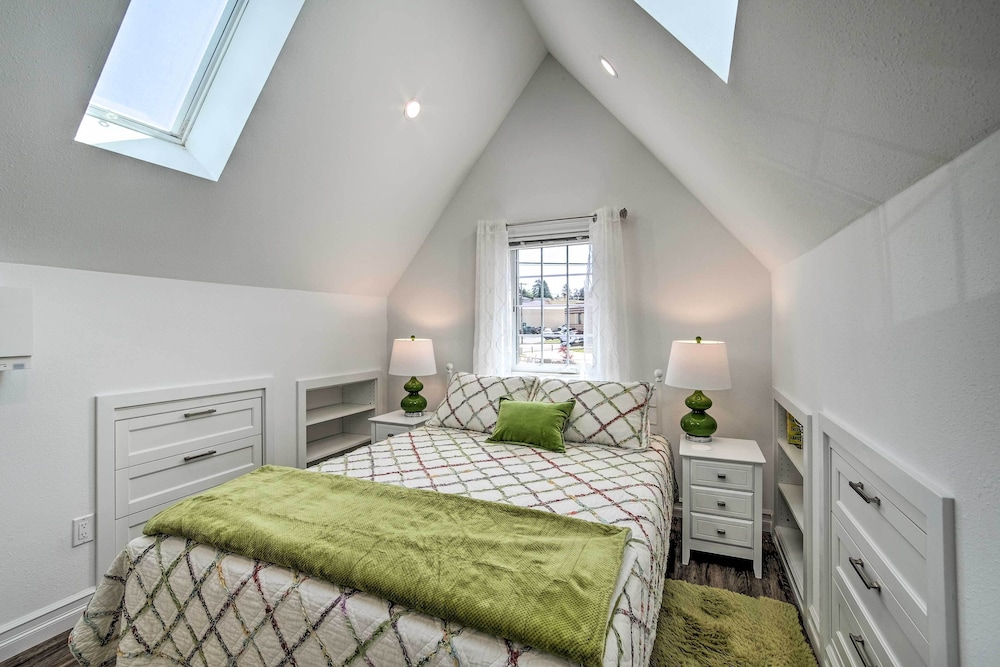 Renovated North Bend Cottage: Near Eateries! view 4