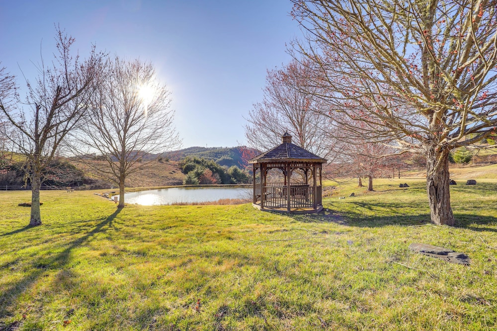 Mountain-view Deck: Group Getaway in Fleetwood