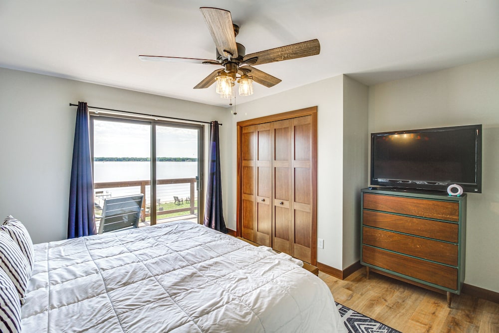 Private Beach & Dock: White Sand Lake Retreat!