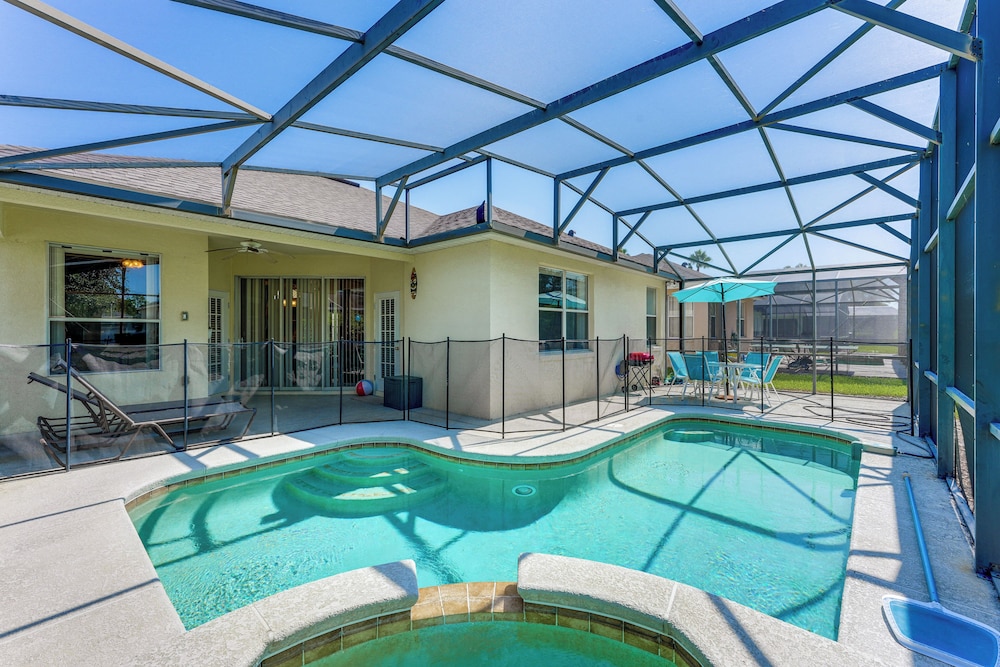Walk to Tower Lake: Family Home in Gated Community