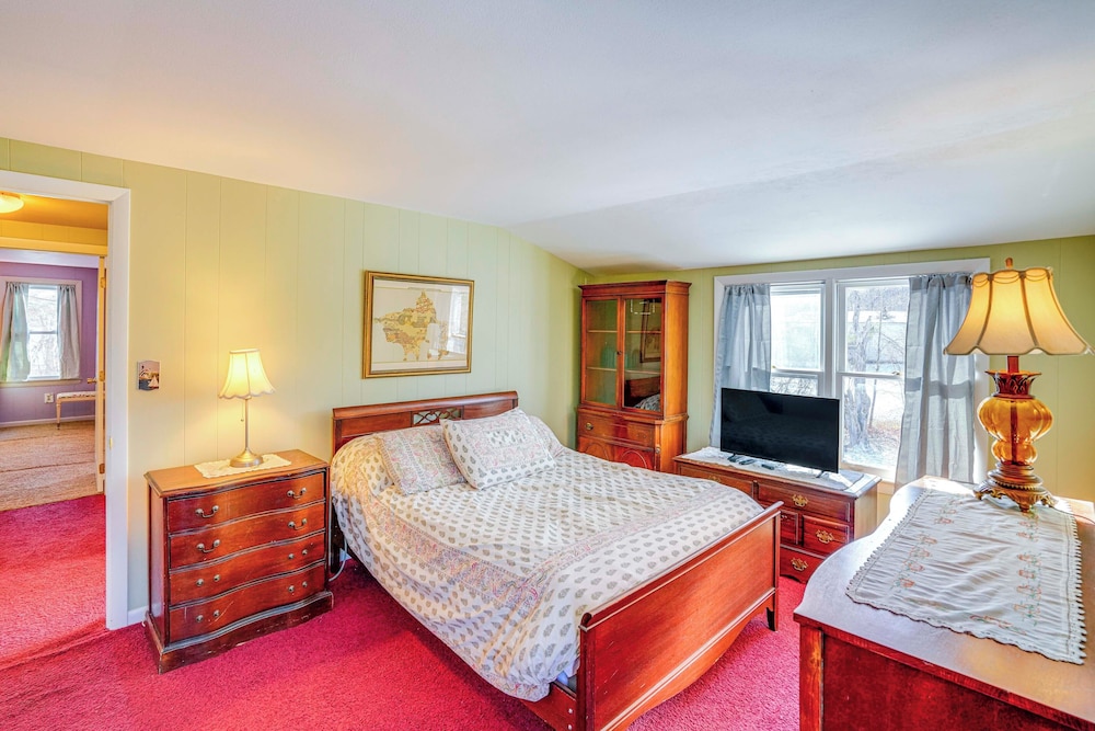1 Mi to Dtwn: Beautiful Home in Williamstown!