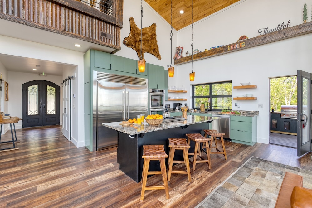 Bear Rug Inn Luxe Stays Pool Views Game Room