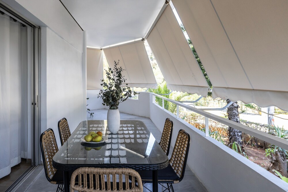 Stylish 1BR Retreat Near Alimos Beach Tram