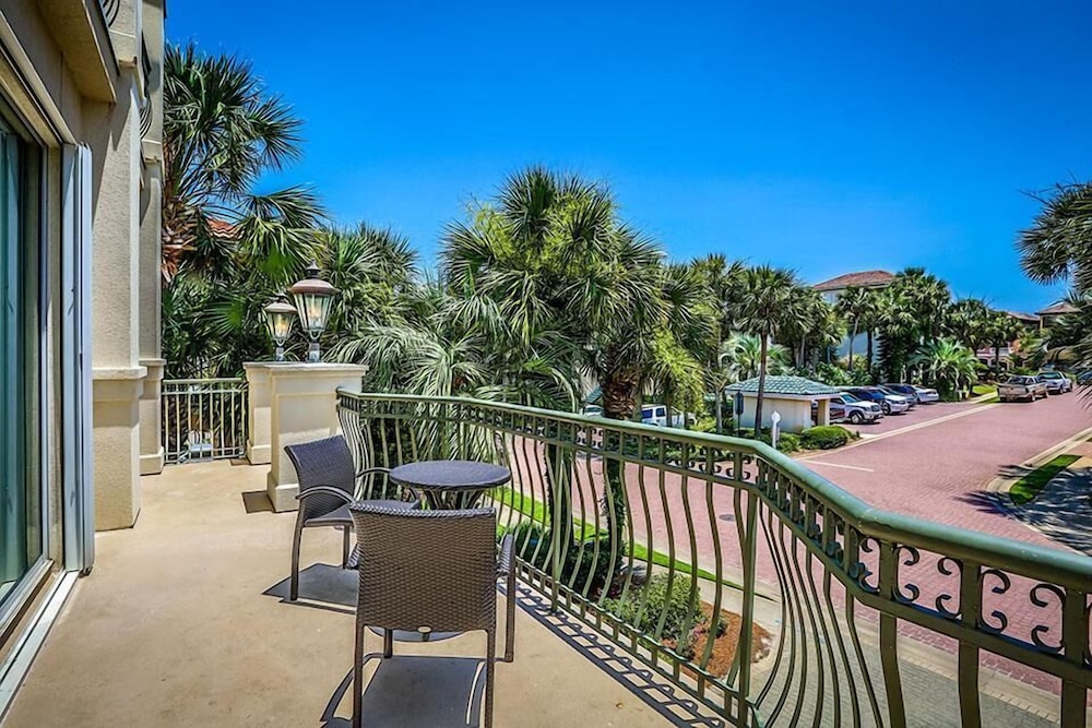 Son Kissed 4 Bedroom Holiday Home by Five Star Properties