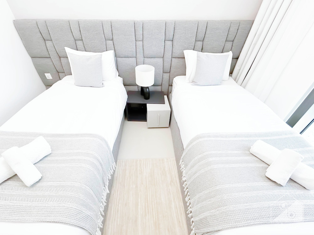 Luxury & Elegance at Burj Crown Downtown