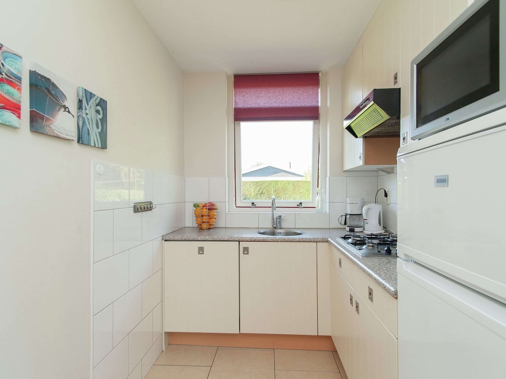 Cozy Bungalow With a Spacious Garden near the Sea view 4