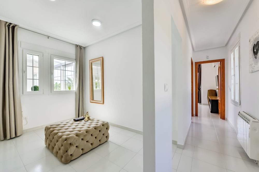 4bed Villa Sleeps 8- Pool, Garden, Bbq, Near Beach