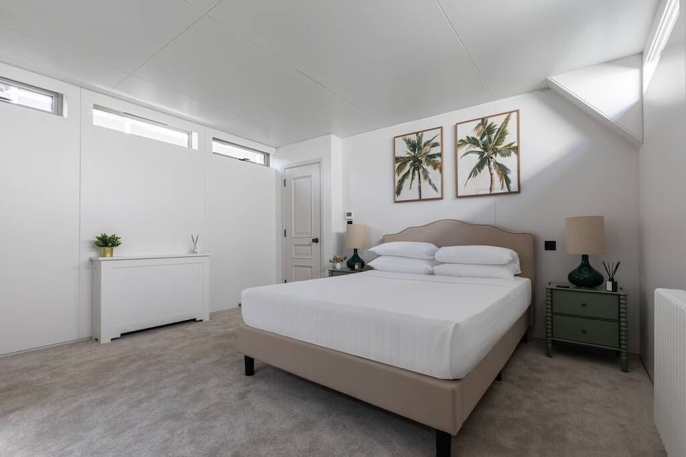 Cheyne Walk Houseboat by Onefinestay
