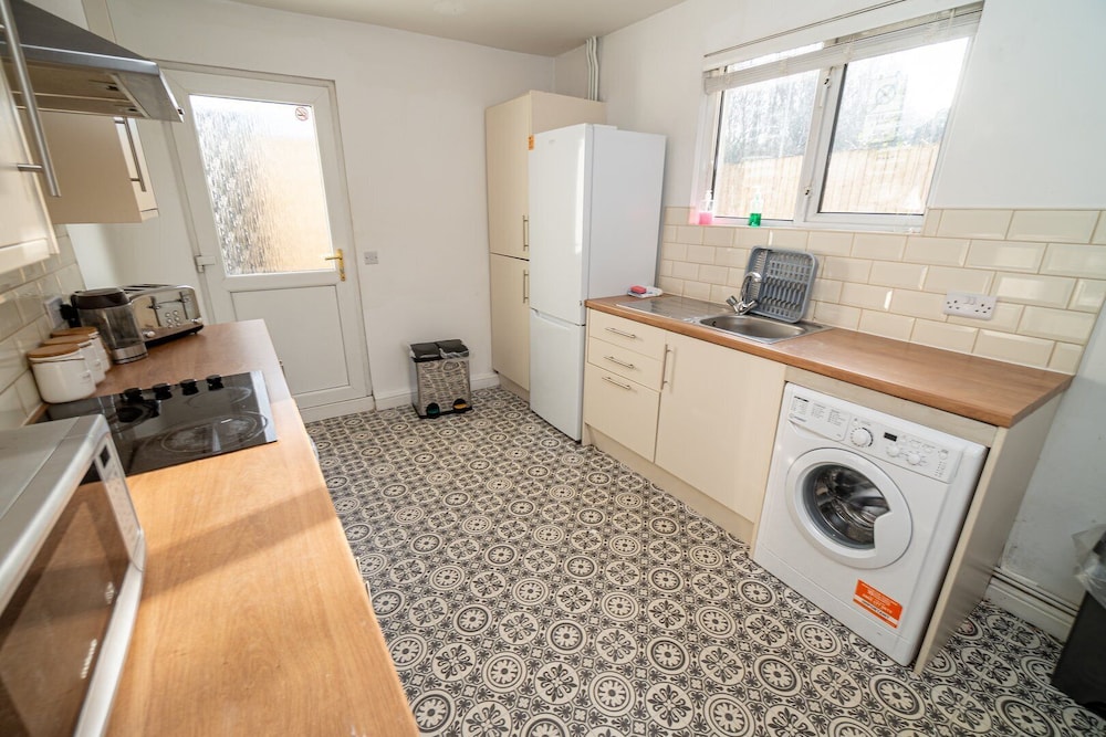Cosy 3-bed House Walk to Swansea Stadium