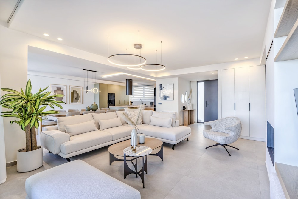 Villa Luxury Heaven - With Heated Pool