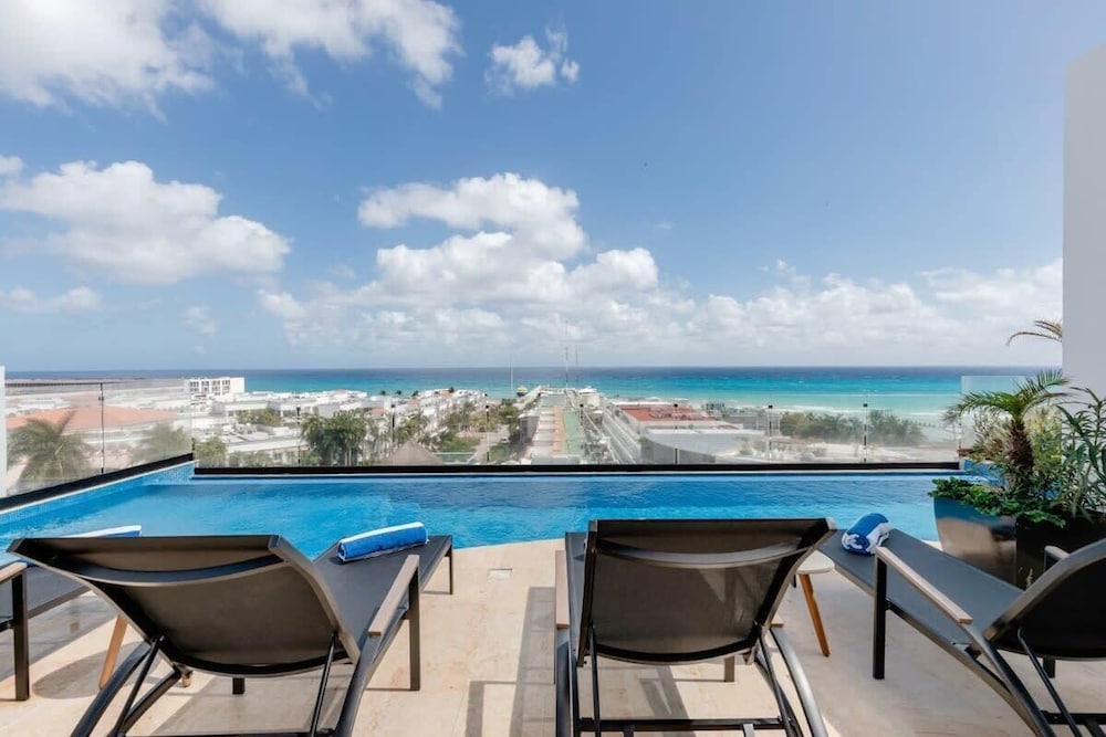 Ocean view Rooftop Studios with Pool